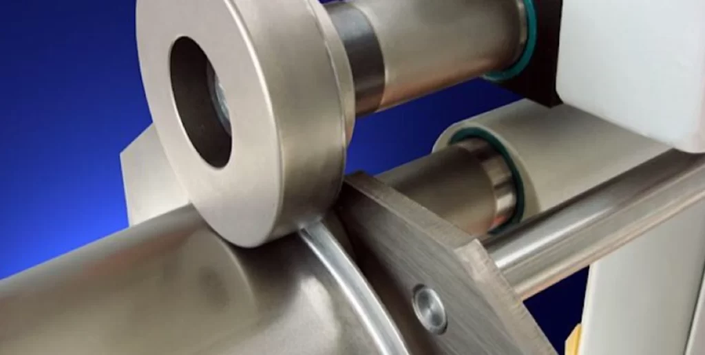 Flanging operation forming an edge on a metal sheet with rollers