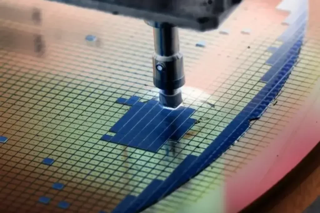 A diagram showing a dry etching process in action with many tiny black and green boxes