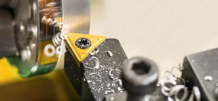 Single point golden tool removing chips from cylindrically spinning workpiece